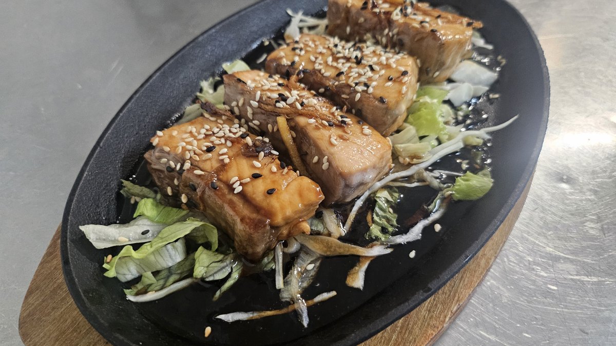 Pavé de saumon à la sauce tériyaki avec des sésames