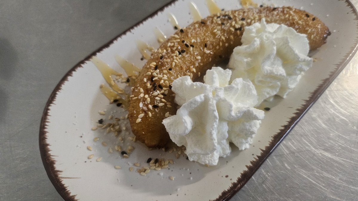 Banane nappée au caramel avec noix de coco et sésames