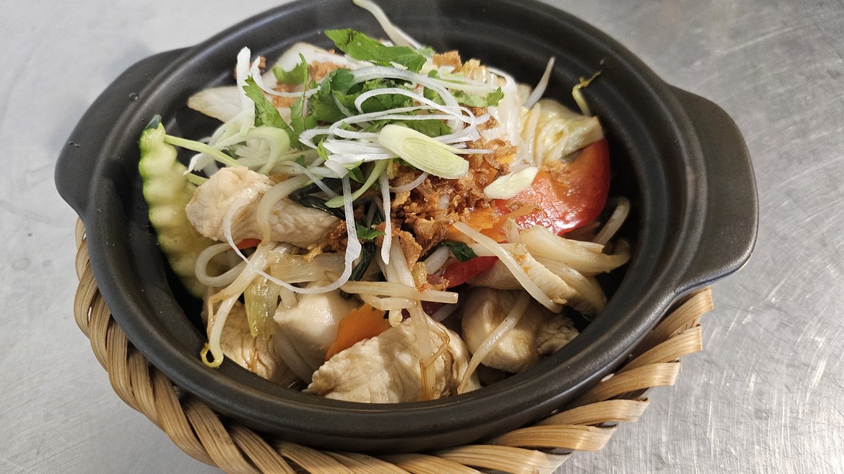 Poulet sauté au basilic thai et piment